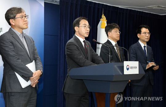 김오진 국토교통부 1차관(왼쪽 두 번째)이 12일 정부서울청사에서 'LH 혁신 및 건설 카르텔 혁파방안' 브리핑을 하고 있다. 연합뉴스